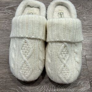 Jessica Simpson Plush White Slippers